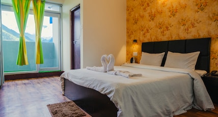 THE WHISTLE STOP Room Type - STANDARD ROOM (BATASIA LOOP And KANCHAN VIEW)With Private Balcony THE WHISTLE STOP Room Type - STANDARD ROOM (BATASIA LOOP And KANCHAN VIEW)With Private Balcony