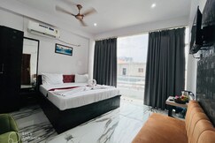 Hotel Vinayak Grand - 2 km from Kashi Vishwanath Temple