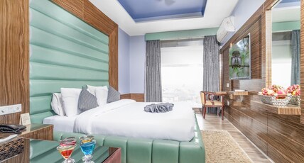 HOTEL GOLDEN LEAF (Luxury Hotel in Srinagar) Room Type - Super Deluxe Room