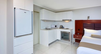 Best Western Casula Motor Inn Room Type - 1 QUEEN 2 SINGLE BEDS,NSMK,DELUX,FAMROO,BALCON,FULLKT,WIFI