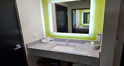 Holiday Inn Express & Suites MEXICALI Room Type - STANDARD