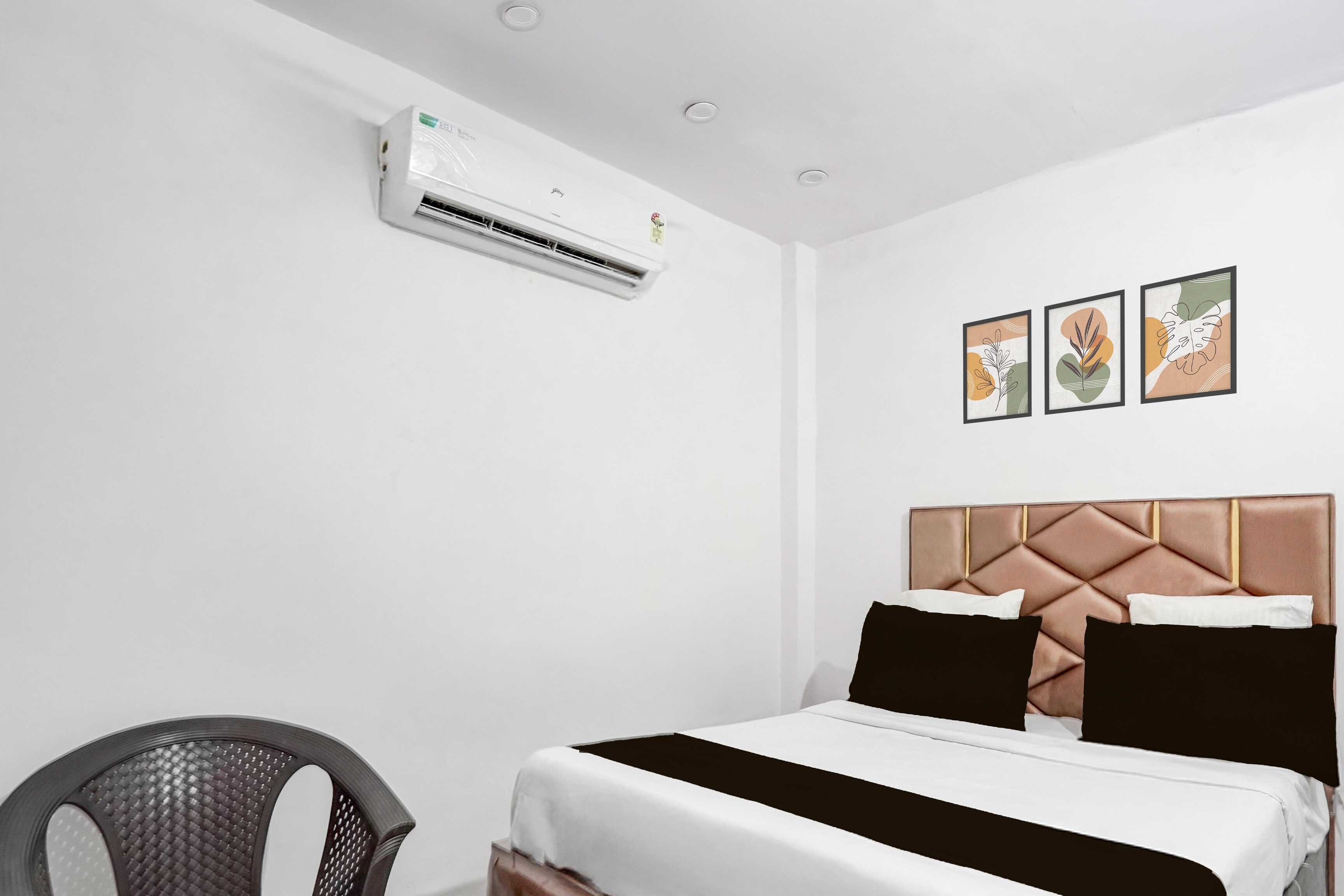 Hotel O Flagship Siddharth Hotel Yamuna Vihar C Block Stand - Tap to explore photos