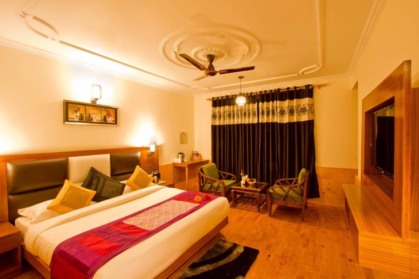Holiday Heaven -Pure veg Hotel Walking to Mall Road - Tap to explore photos