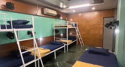SS BACKPACKERS HOSTEL Room Type - BED IN MALE DOM 1