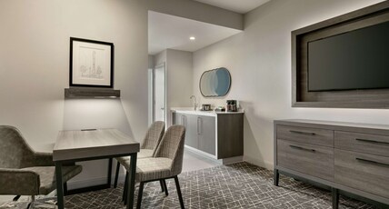 Embassy Suites by Hilton Atlanta Midtown Room Type - 2 QUEEN BED - LARGER SUITE