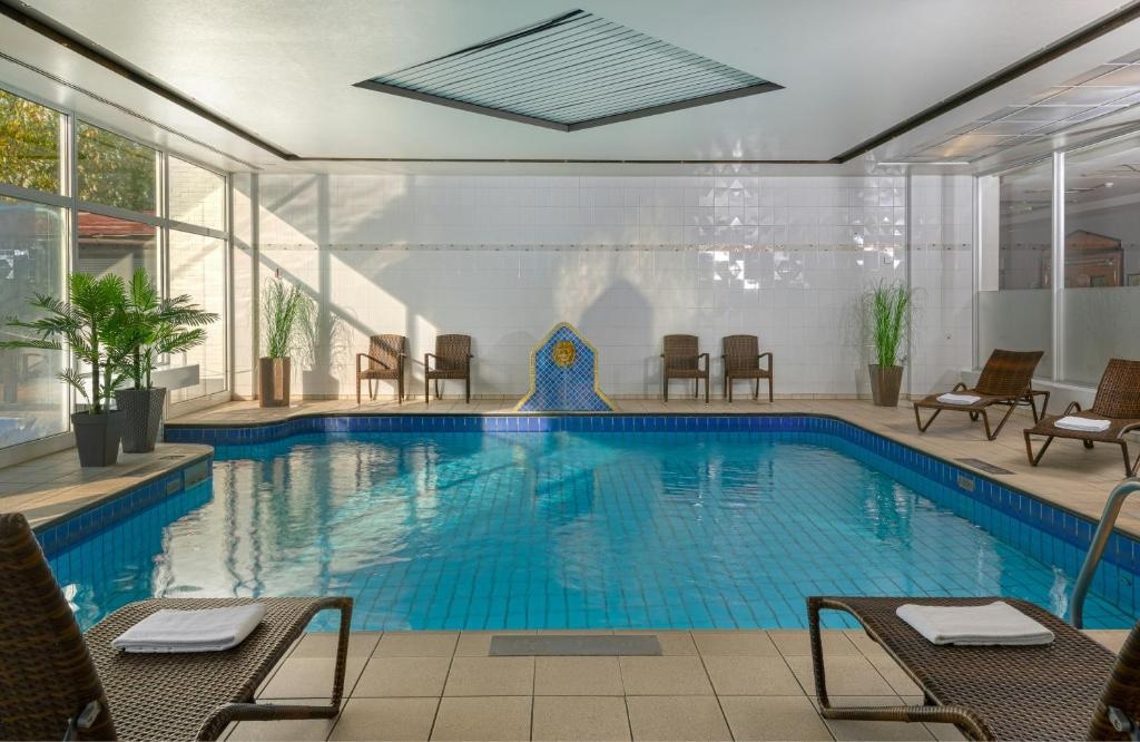 Leonardo Hotel Düsseldorf Airport Ratingen - Tap to explore photos