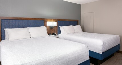 Hampton Inn & Suites Charlottesville-At the University Room Type - 2 QNS SUITE W KITCHEN NS
