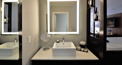 Hotel Indigo Napa Valley, an IHG Hotel Room Type - 1 King Bed Standard