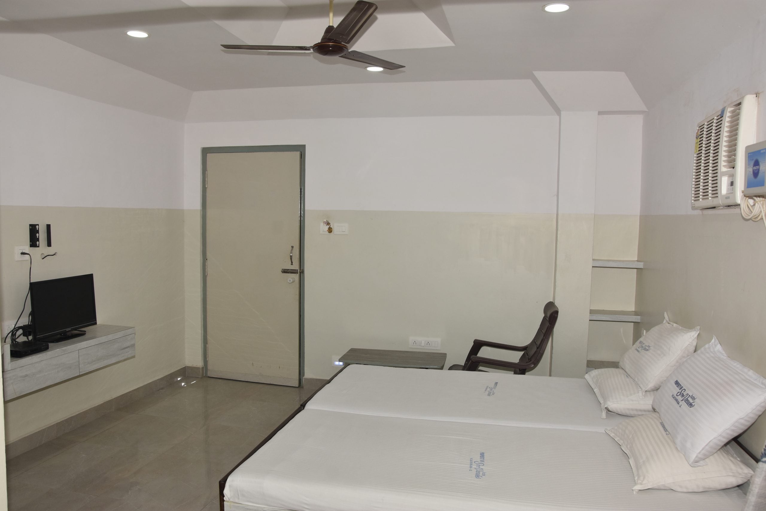 Hotel Sree Vasudev - Tap to explore photos