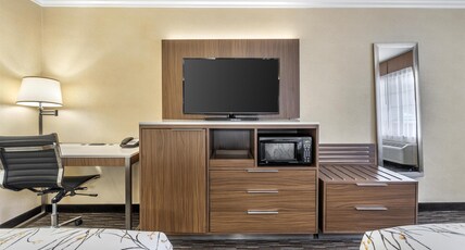 Best Western Airpark Hotel Room Type - 2 Queen Beds, Non-Smoking, Upper Floor, Microwave And Mini-Refrigerator, Continental Breakfast