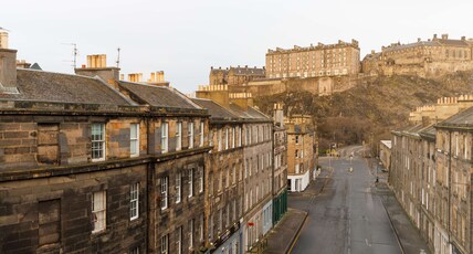 DoubleTree by Hilton Edinburgh City Centre Room Type - KING DELUXE ROOM WITH VIEW
