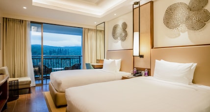 Courtyard by Marriott Mahabaleshwar Room Type - Guest Room, Twin Beds, Valley View, Balcony