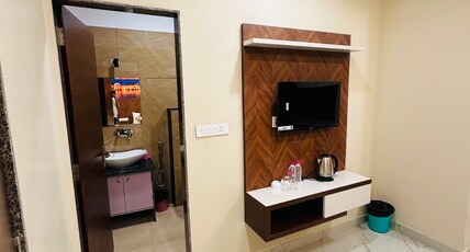 Hotel Gold Coin Room Type - Luxury Room with Balcony and Hill View Hotel Gold Coin Room Type - Luxury Room with Balcony and Hill View