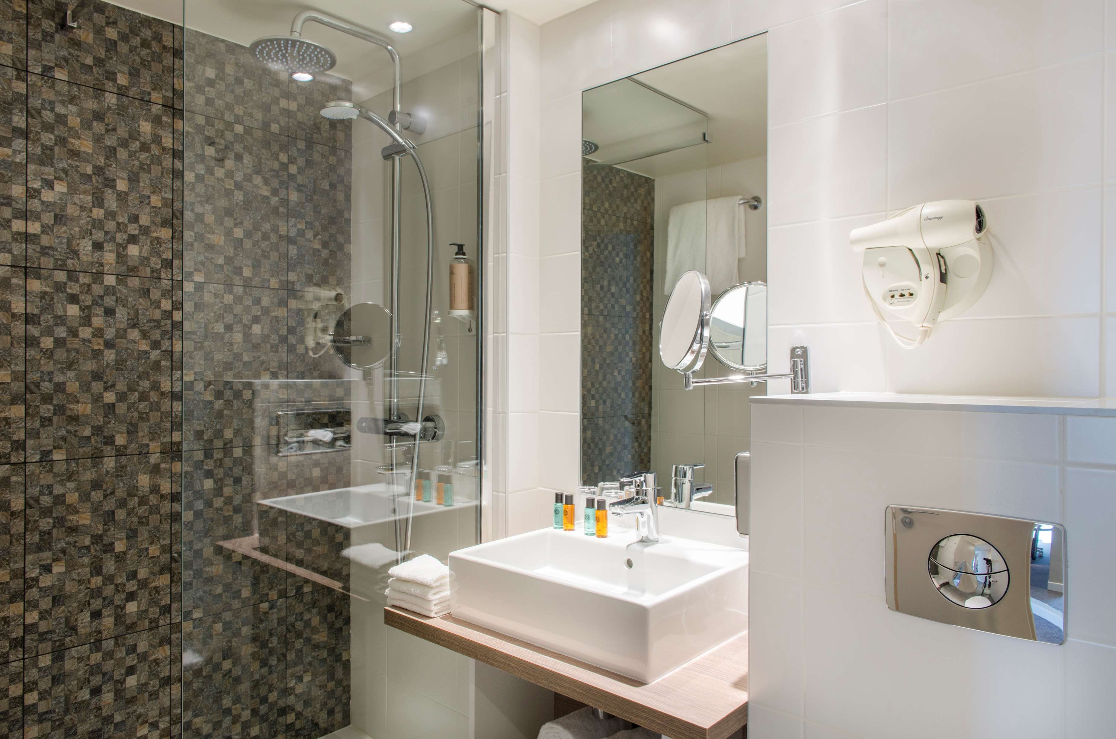 BEST WESTERN PLUS PARIS SACLAY - Tap to explore photos