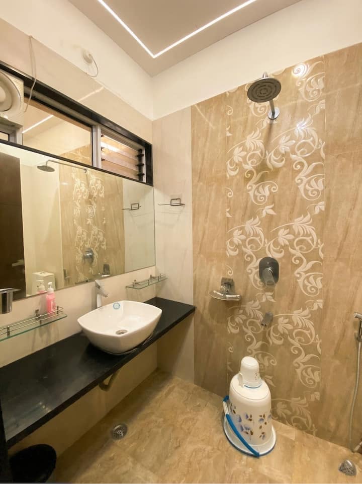 5 BHK Party Friendly Villa Terrace/Gym/Lift - Tap to explore photos