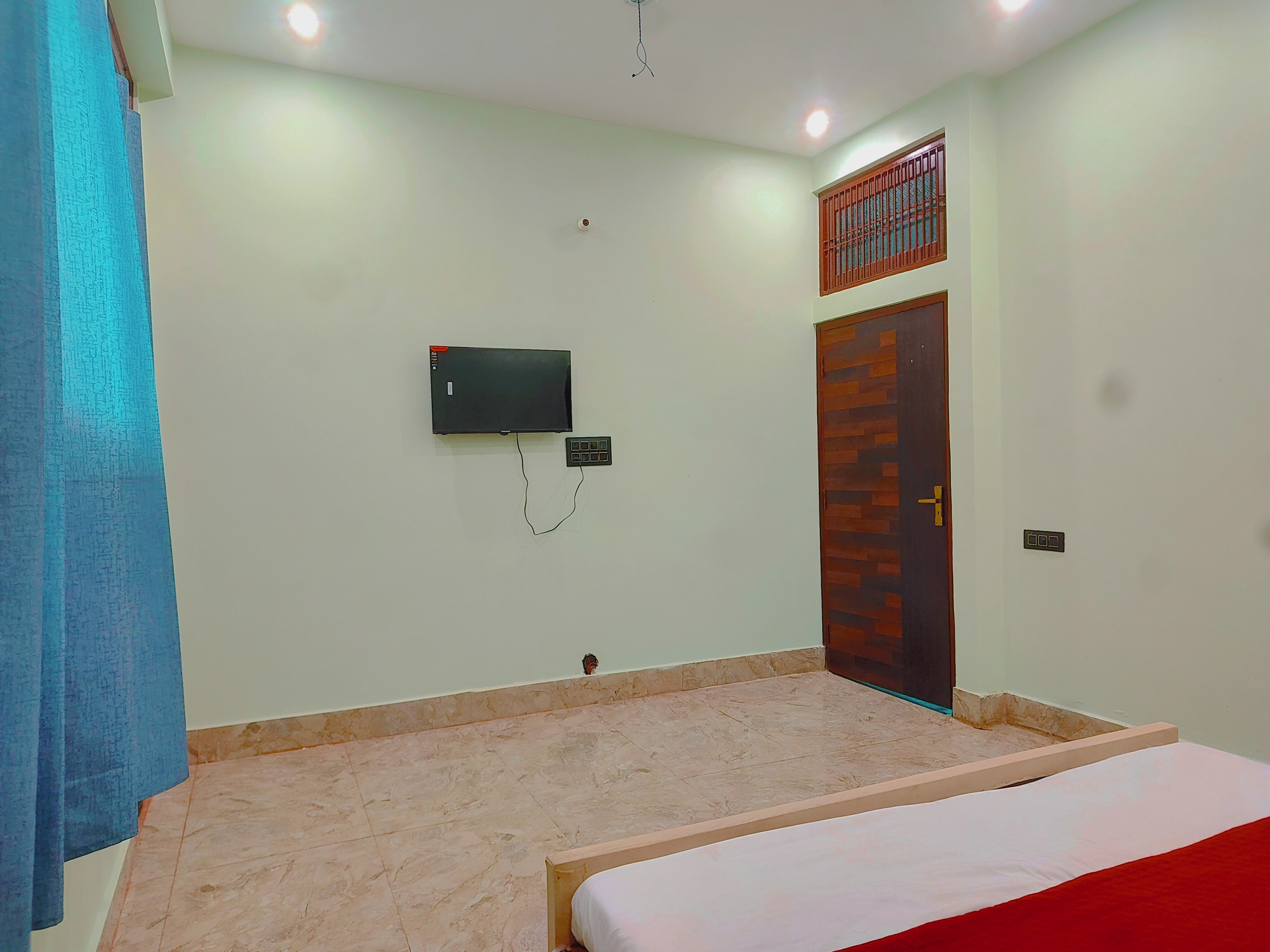 Grand Stay Near Kashi Vishwanath Temple - Tap to explore photos