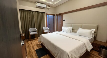 Hotel Paris Garden Room Type - Deluxe Double Bed Room with City View
