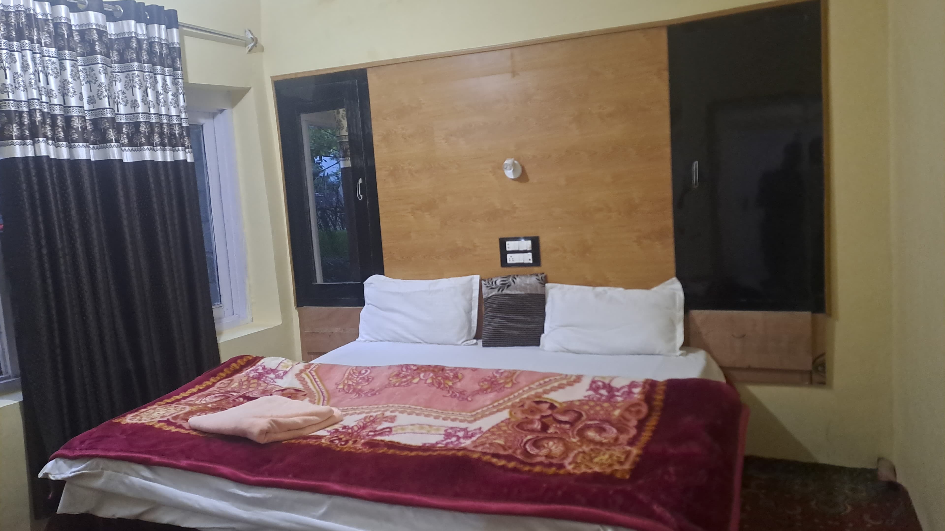 AL-AYAAN GUEST HOUSE - Tap to explore photos
