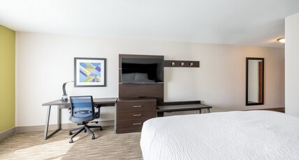 Holiday Inn Express & Suites WINONA Room Type - 1 King Bed Standard