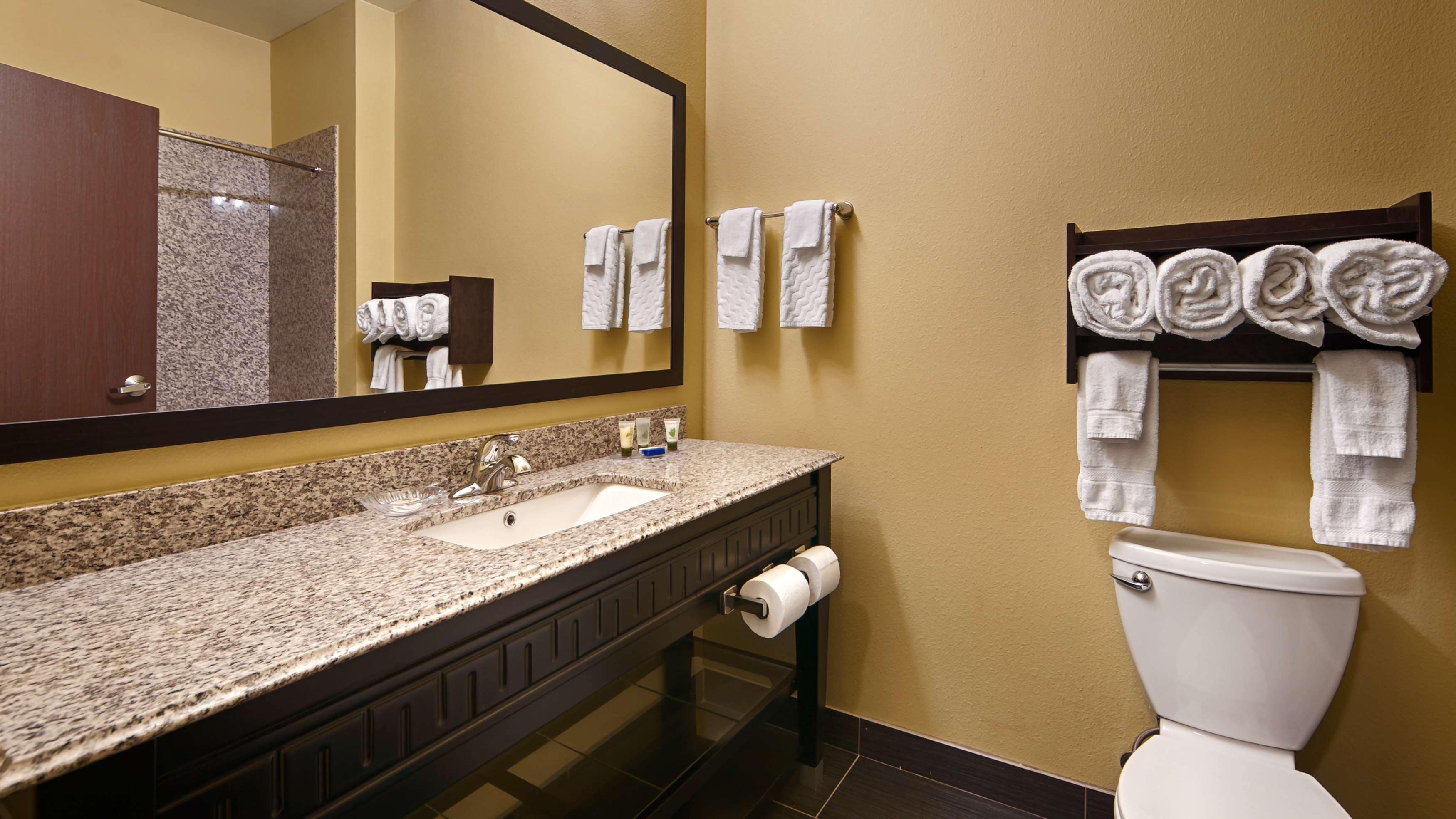 Best Western Plus Carrizo Springs Inn & Suites - Tap to explore photos