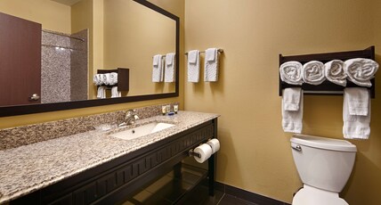 Best Western Plus Carrizo Springs Inn & Suites Room Type - 1 King Bed, Non-Smoking, Pillowtop Bed, 37 Inch Lcd Television, Microwave And Refrigerator, Full Bre
