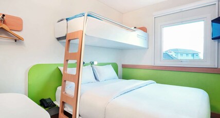Ibis Budget Semarang Tendean Room Type - Standard Room with 1 double bed and a bunkbed