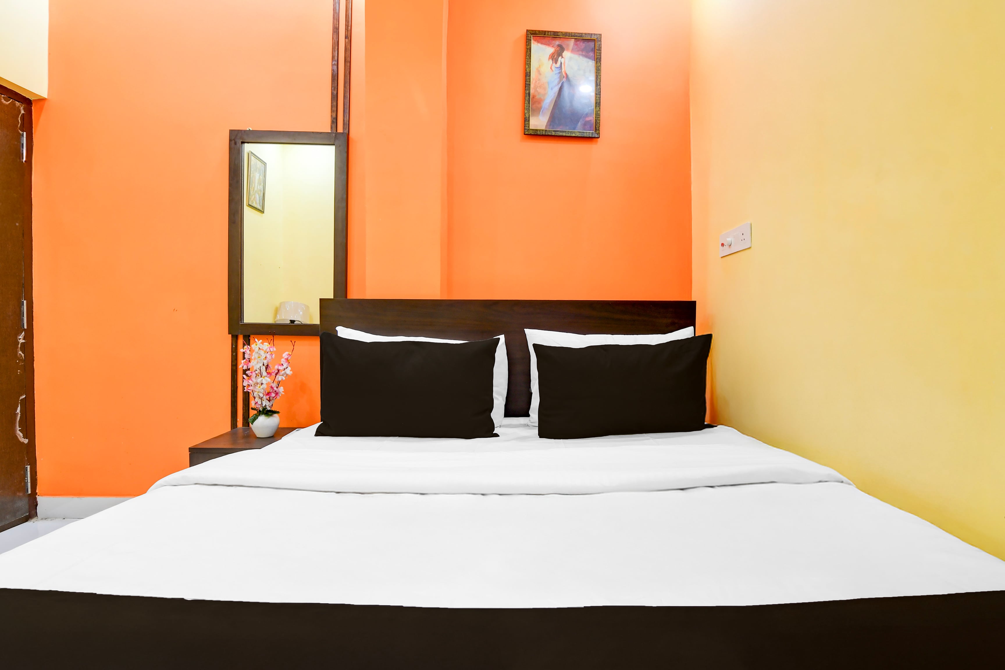 Flagship OYO Hotel The Avenue In - Tap to explore photos