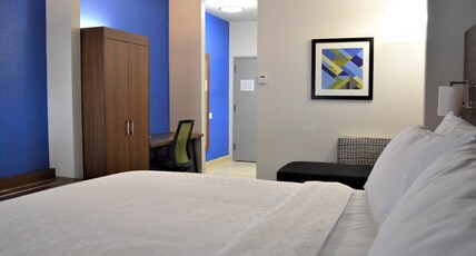 Holiday Inn Express Hotel & Suites Batesville Room Type - 1 King Standard