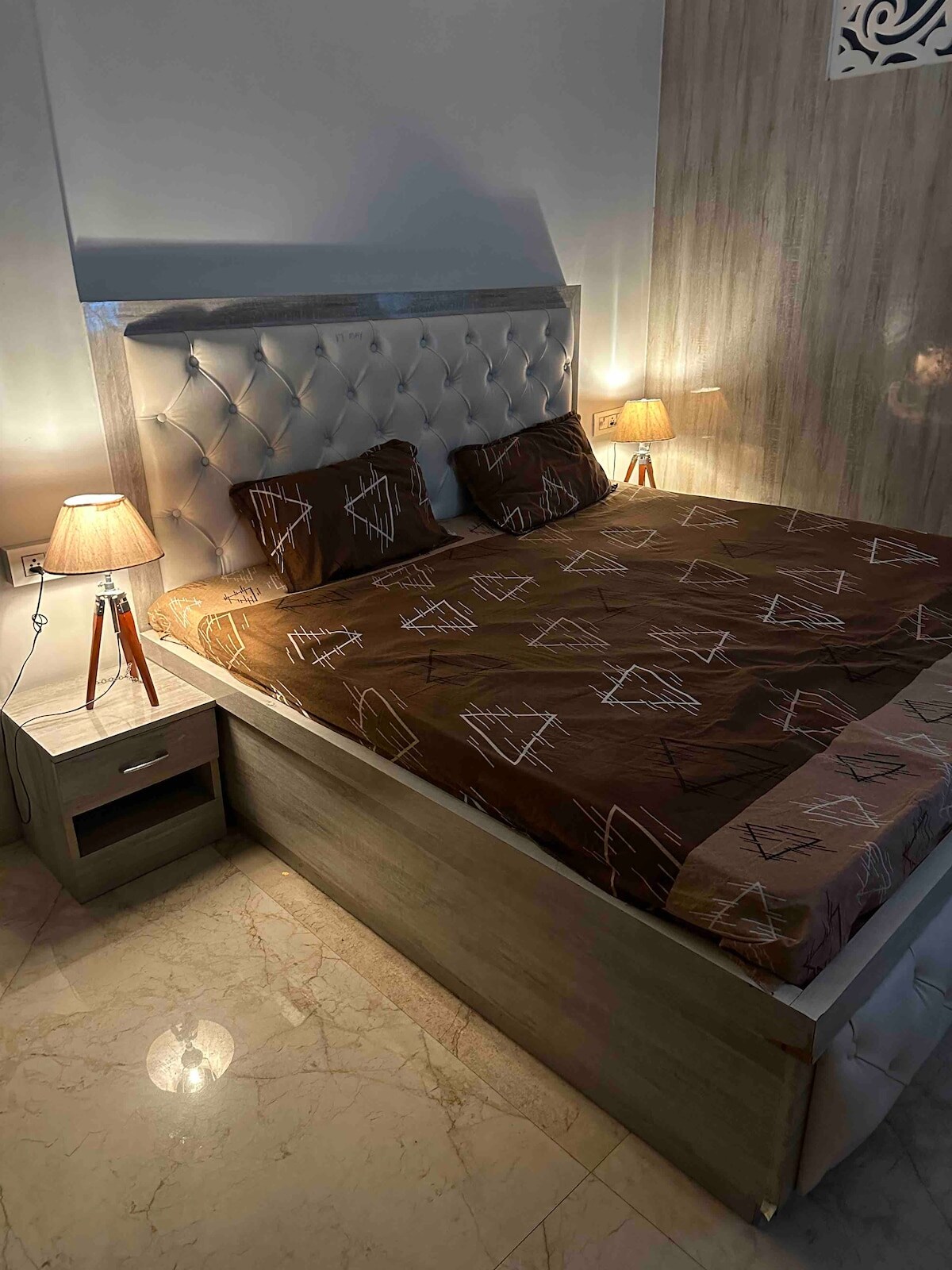 Perfect Studio Apartment in West Delhi - Tap to explore photos