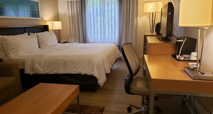 Holiday Inn Express Hotel Pittsburgh-North/Harmarville Room Type - 1 King Standard