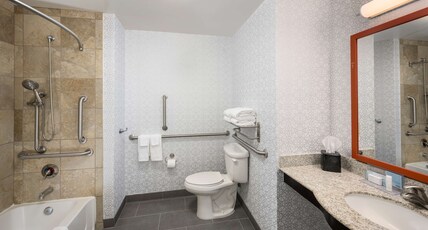 Hampton Inn & Suites by Hilton Phoenix North/Happy Valley Room Type - 2 QNS ACC W TUB NS