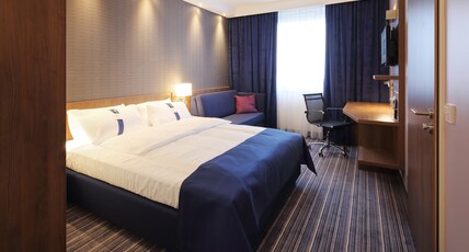Holiday Inn Express FRIEDRICHSHAFEN Room Type - 1 Queen Bed Standard