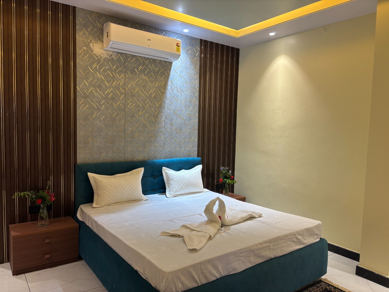 Hotel Golchi Palace - Tap to explore photos