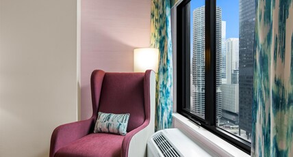 Hilton Garden Inn Chicago Downtown Riverwalk Room Type - 1 KING PARTIAL RIVER VIEW
