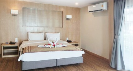 Phi Phi Holiday Resort Room Type - Beachfront Premier Pool(MMT) Phi Phi Holiday Resort Room Type - Beachfront Premier Pool(MMT)