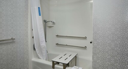 Hampton Inn by Hilton Burley Room Type - 2 QNS ACCESSIBLE W TUB NS