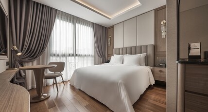 La Siesta Premium Sai Gon Room Type - Deluxe King