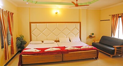 Hotel Ganga Palace Room Type - Deluxe Triple AC Room