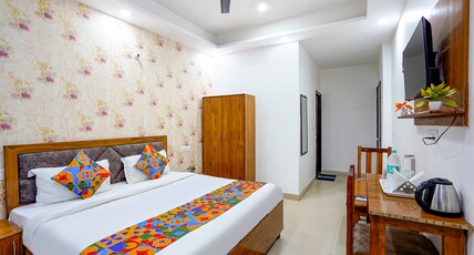 FabHotel Frolic Luxury Stay- Nr, Sec 52 Noida Metro Station Room Type - Deluxe Room