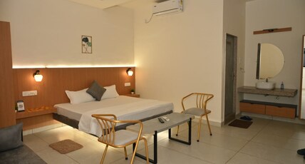 sukoon eat & stay Room Type - delux room with floating bed