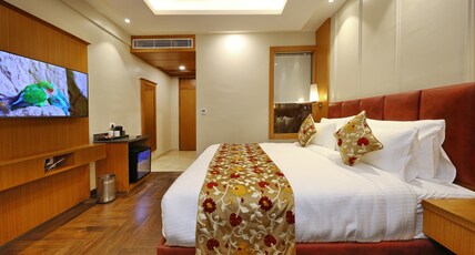 Hotel Blanco - 2mins Drive to Dal Lake Room Type - Premium Room AC