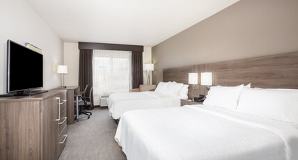 Holiday Inn Express & Suites Manhattan, an Ihg Hotel Room Type - 2 Queen Suite Sofa Bed