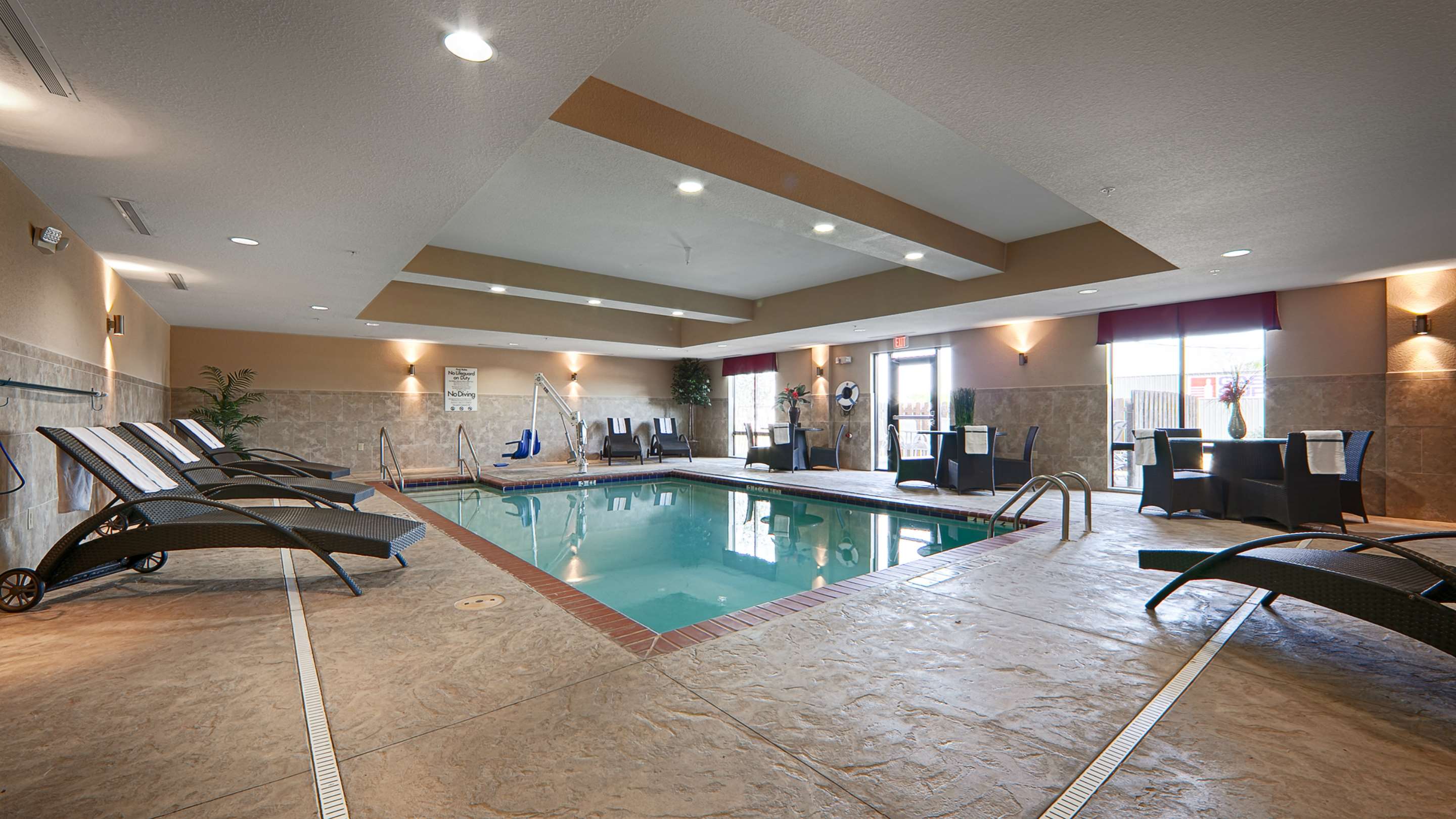 Best Western Plus Cushing Inn & Suites - Tap to explore photos