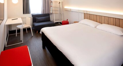 ibis Auxerre Centre Room Type - Standard room with 1 double bed and 1 sofa