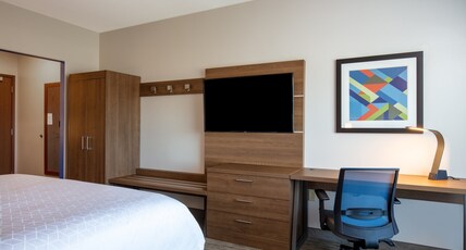 Holiday Inn Express & Suites - Beloit Room Type - 1 King Standard
