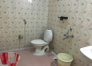 SRI MURUGAN GUEST HOUSE Room Type - 3 Bed Deluxe A/C Room SRI MURUGAN GUEST HOUSE Room Type - 3 Bed Deluxe A/C Room