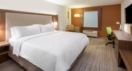 Holiday Inn Express Hotel & Suites Murray Room Type - 1 King Suite Mobil Access Tub Sofa Bed