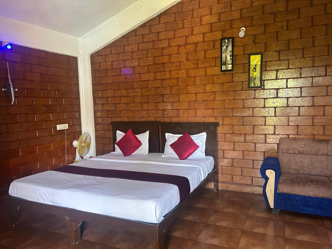Whitelily Budget Homestay - Tap to explore photos
