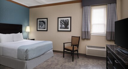 Best Western Plus Kamloops Hotel Room Type - Accessible - Suite Queen Bed, Non-Smoking, Handicap Room, Roll In Shower, Sofabed, Flat Screen Telev