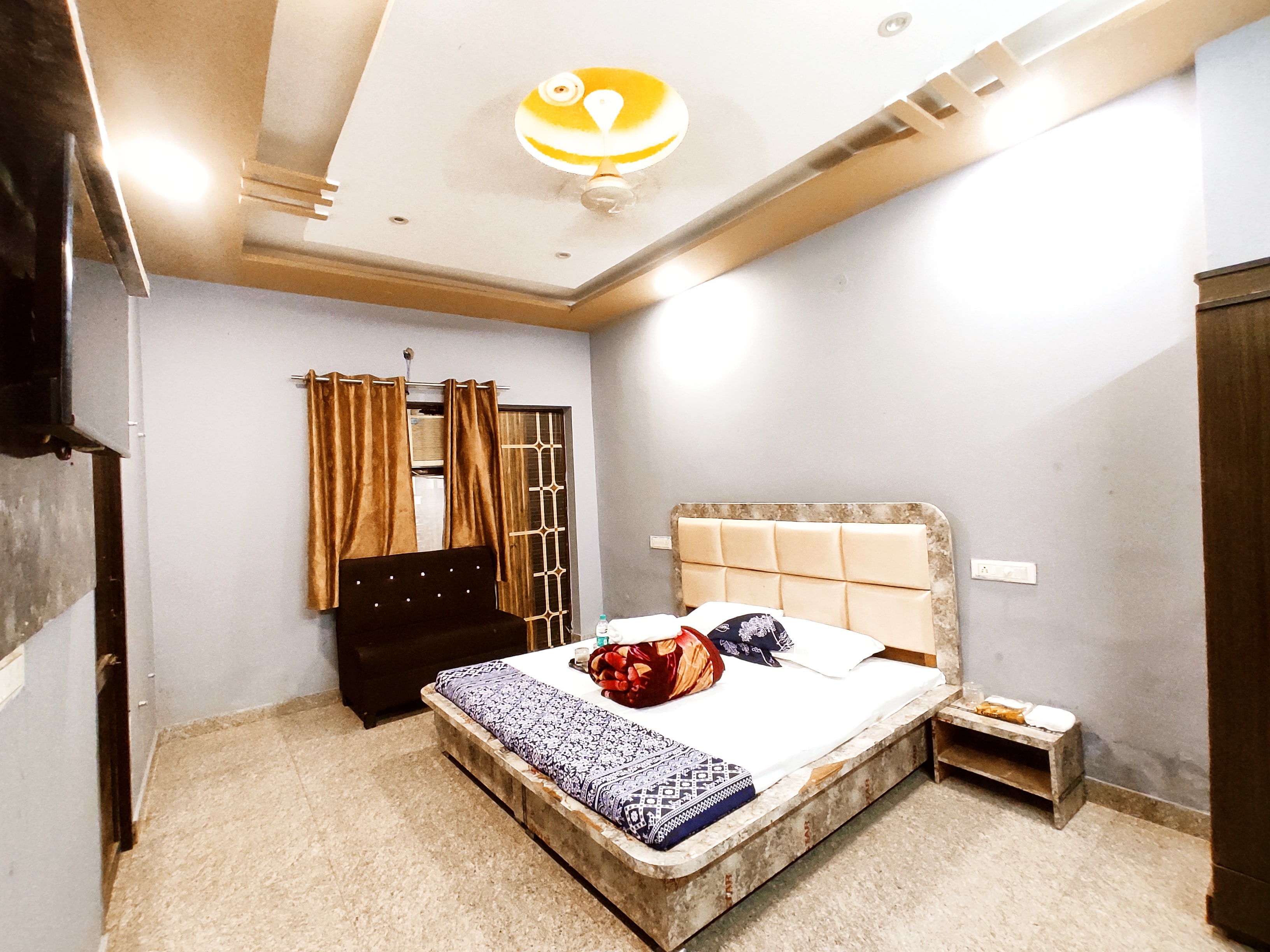 CRYSTAL HOMESTAY - Tap to explore photos